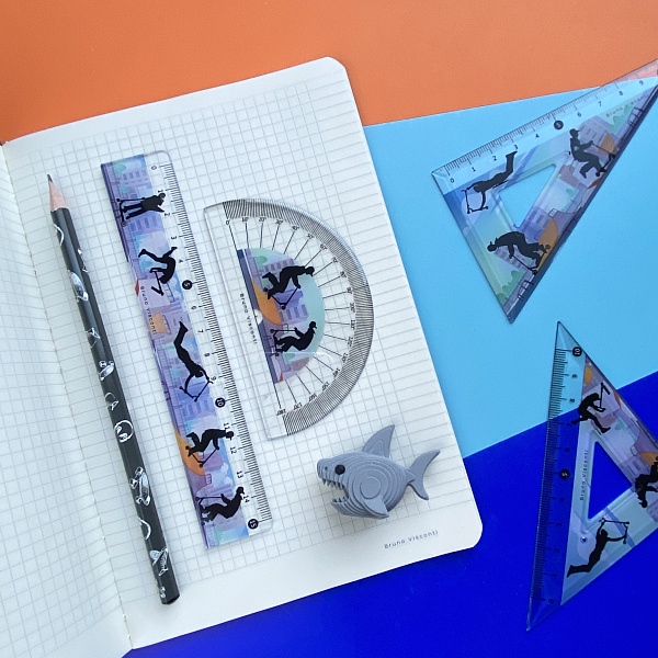 Треугольник "HappyGraphix. Самокаты", 30 градусов ПЛАСТИКОВЫЙ