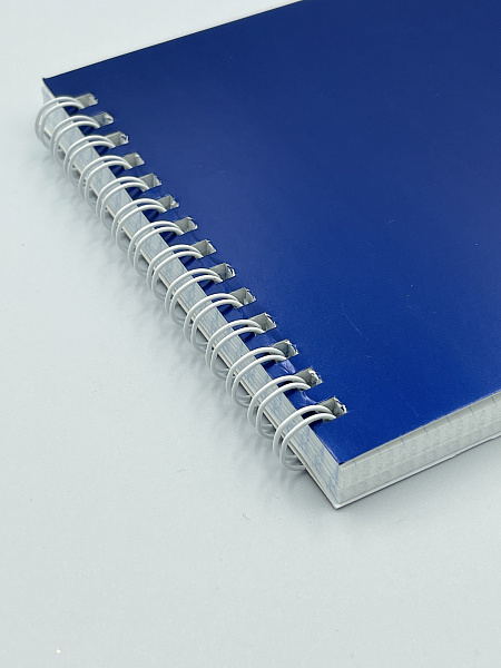 Блокнот А5 (136 х 198 мм) 80л.кл.на гребне Синяя,обл.дизайнерский картон,блок офсет