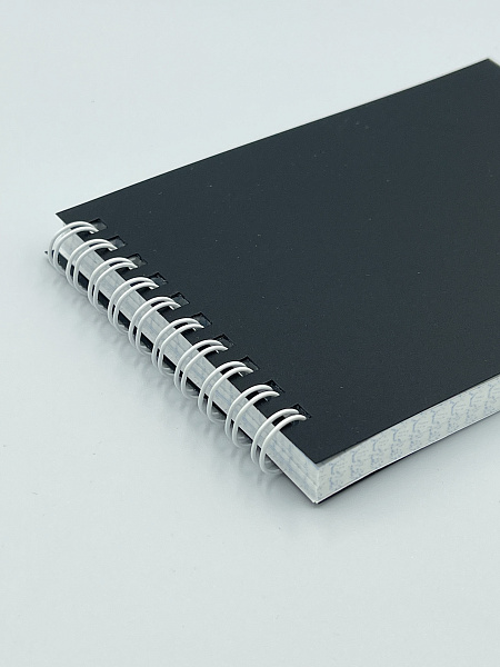 Блокнот А6 (99 х 136 мм) 80л.кл.на гребне Черная,пластиковая обложка,блок офсет