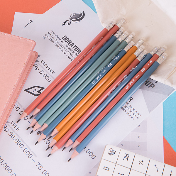 Карандаш ч/г HB с ластиком Deli трехгран. пластик