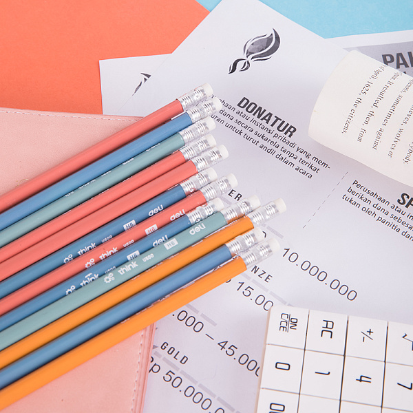 Карандаш ч/г HB с ластиком Deli трехгран. пластик