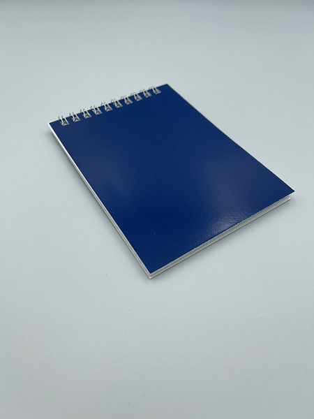 Блокнот А6 (99 х 136 мм) 32л.кл.на гребне Синяя,обл.дизайнерский картон,блок офсет