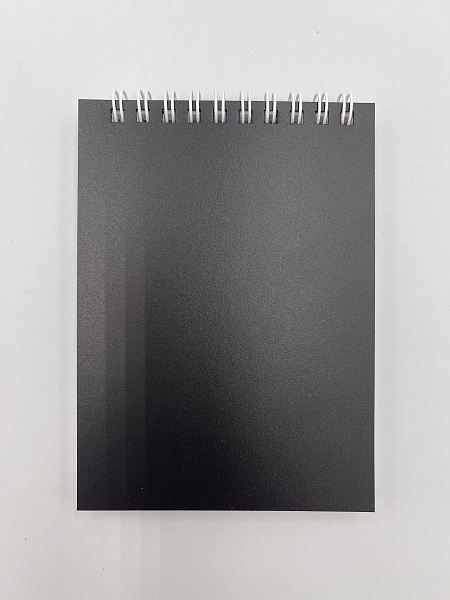 Блокнот А6 (99 х 136 мм) 80л.кл.на гребне Черная,пластиковая обложка,блок офсет