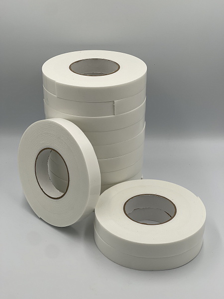Клейкая лента двусторонняя на вспененной основе 25мм*8м (спайка 12 штук) цена за 1 штуку 