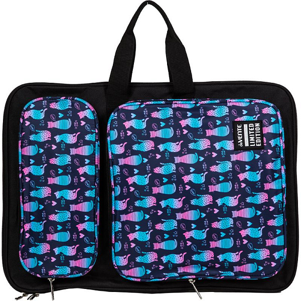 Сумка-рюкзак для рисования "deVENTE. Limited Edition. Cats" А3+ (36x50x2 см) 500 г, текстильная, с подкладом, 1 отд. на молнии, 2 передних кармана на молнии, с 2-мя ручками и регулируемыми уплотненными лямками, внутри большой карман и резинки для уде