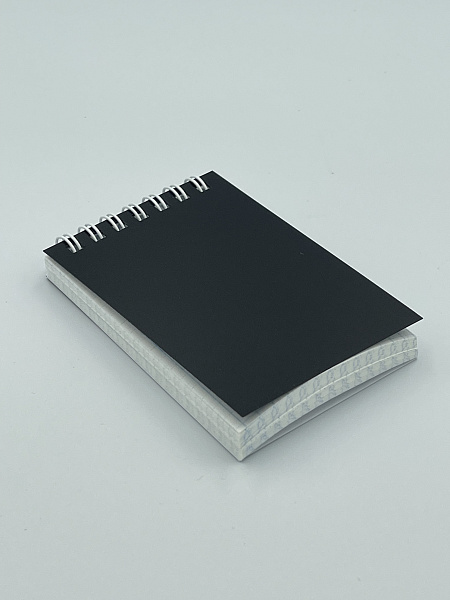 Блокнот А7 (68 х 99 мм) 80л.кл.на гребне Черная,пластиковая обложка,блок офсет