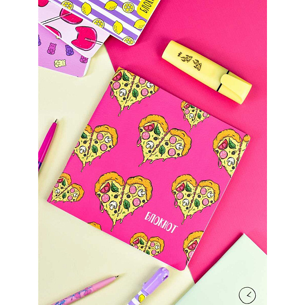 Блокнот 170*170 40 л. "ПИЦЦА-СЕРДЦЕ" /мягкий переплёт (2 скобы), полноцветная печать, матовая плёнка, Блок - белый офсет, 65 г/м², печать в одну краску, дизайнерский блок , эмбоссирован