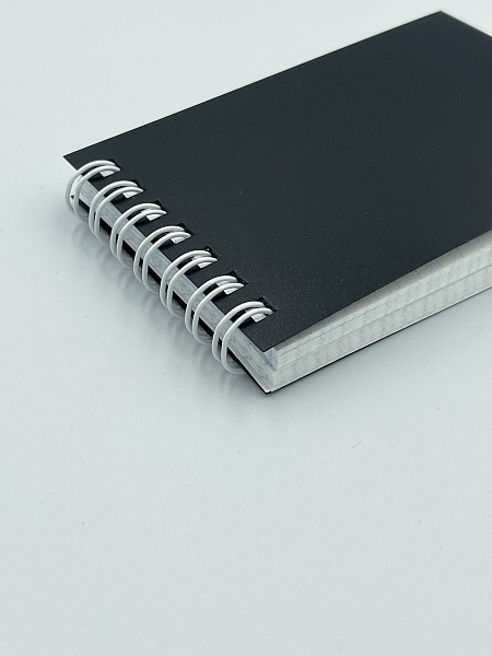 Блокнот А7 (68 х 99 мм) 80л.кл.на гребне Черная,пластиковая обложка,блок офсет