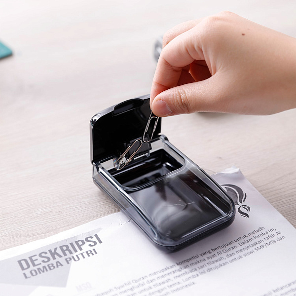 Скрепочница Deli магнитная ассорти картонная коробка